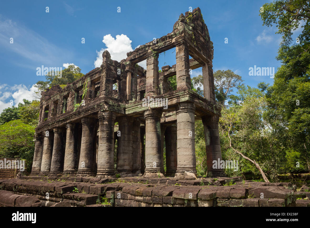 Rovine di un edificio a due piani con grandi colonne al complesso del tempio di Preah Khan a Siem Reap, Cambogia. Foto Stock