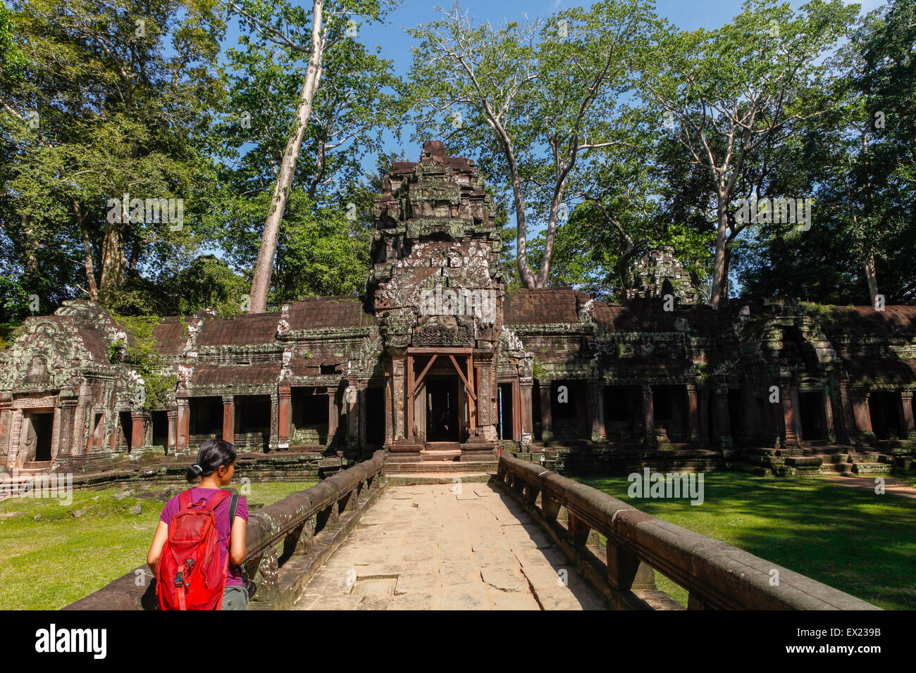 Donna che sta entrando Preah Khan temple nel complesso di Angkor, Cambogia. Foto Stock