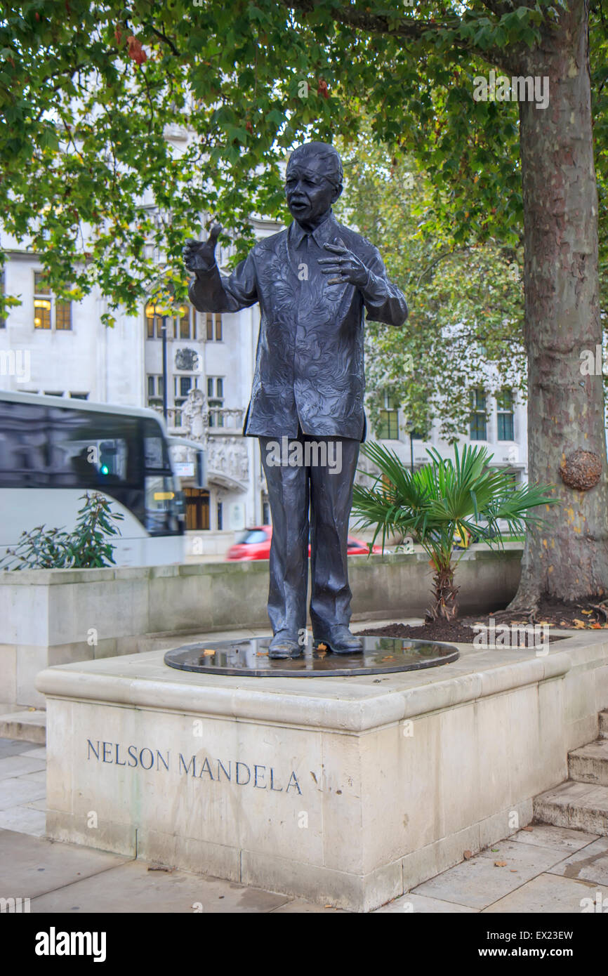 Nelson Mandela memorial dallo scultore Glyn Williams sulla piazza del Parlamento a Londra. Foto Stock
