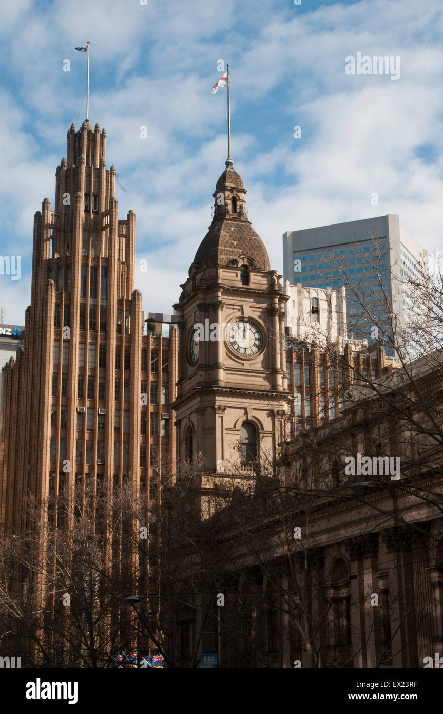 Town Hall tower (in primo piano) e Manchester Unity edificio in Collins Street, Melbourne Foto Stock