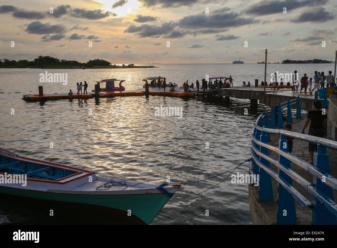 Un molo a Losari, una spiaggia preferita per i cittadini per trascorrere il loro tempo libero pomeridiano nella città costiera di Makassar, Sulawesi meridionale, Indonesia. Foto Stock