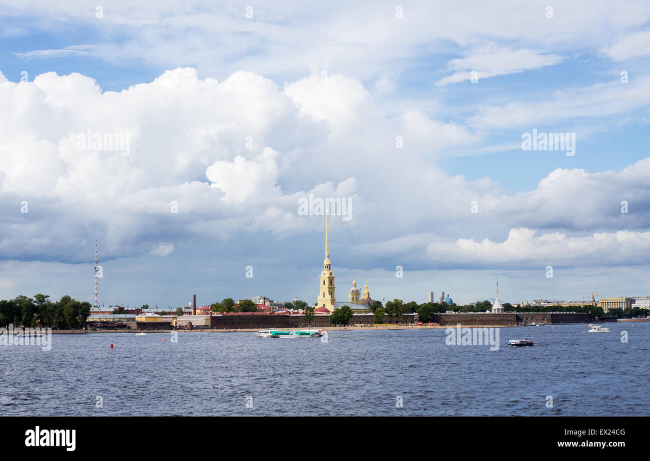 Bella vista dall'Isola Vasilevsky la Fortezza di Pietro e Paolo . La Russia . Foto Stock