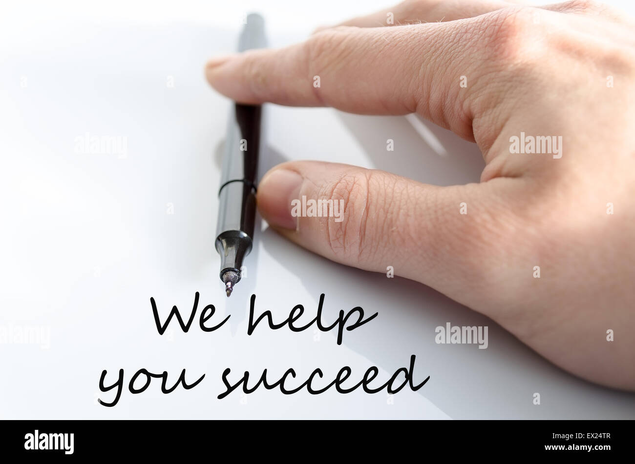 Penna in mano isolate su sfondo bianco e il concetto di testo Foto Stock