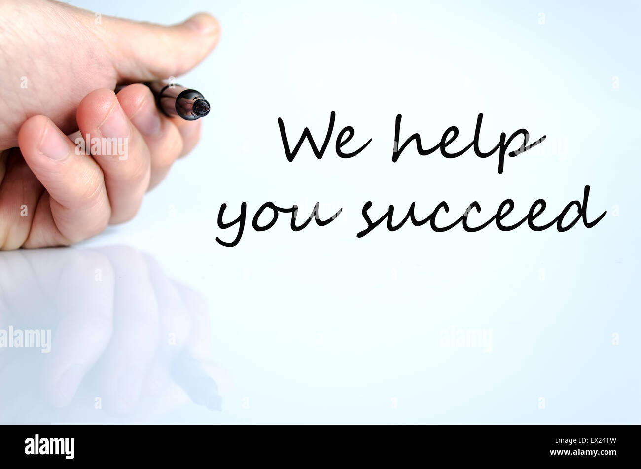 Penna in mano isolate su sfondo bianco e il concetto di testo Foto Stock