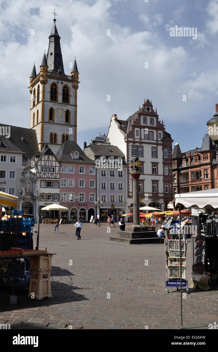 La piazza del mercato a Treviri, Germania, è dominato dalla torre di San Gangolf la chiesa. Foto Stock
