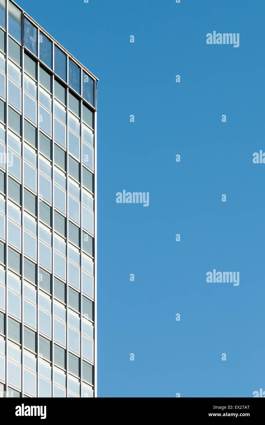 Un generico 1950s/60s ufficio moderno skyscraper di Manchester con space per copiare sul cielo blu. Foto Stock