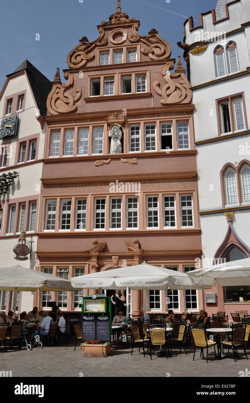 Edifici in piazza del mercato a Treviri in Germania, ora in uso come ristoranti. Foto Stock