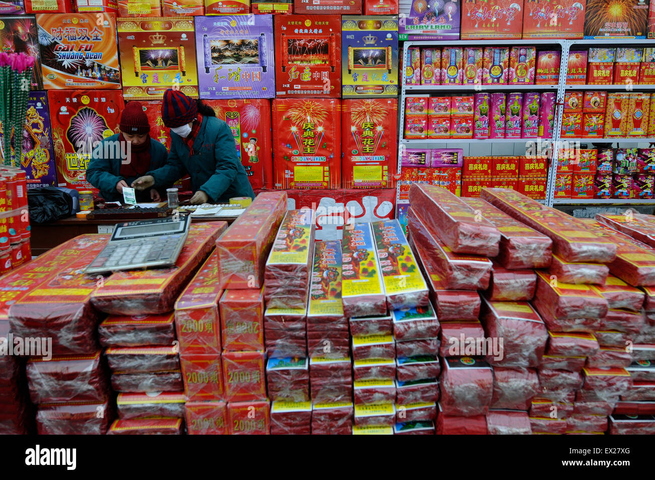 Fuochi d'artificio sono venduti in un mercato di Changzhi, nella provincia di Shanxi il 4 febbraio 2010. Secondo il calendario lunare cinese, anno Foto Stock