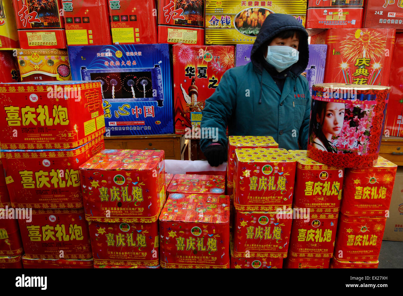 Fuochi d'artificio sono venduti in un mercato di Changzhi, nella provincia di Shanxi il 4 febbraio 2010. Secondo il calendario lunare cinese, anno Foto Stock