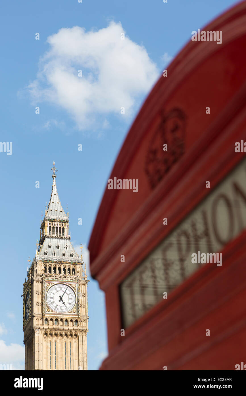 UK, Londra, telefono rosso scatola e Big Ben clock tower da piazza del Parlamento. Foto Stock