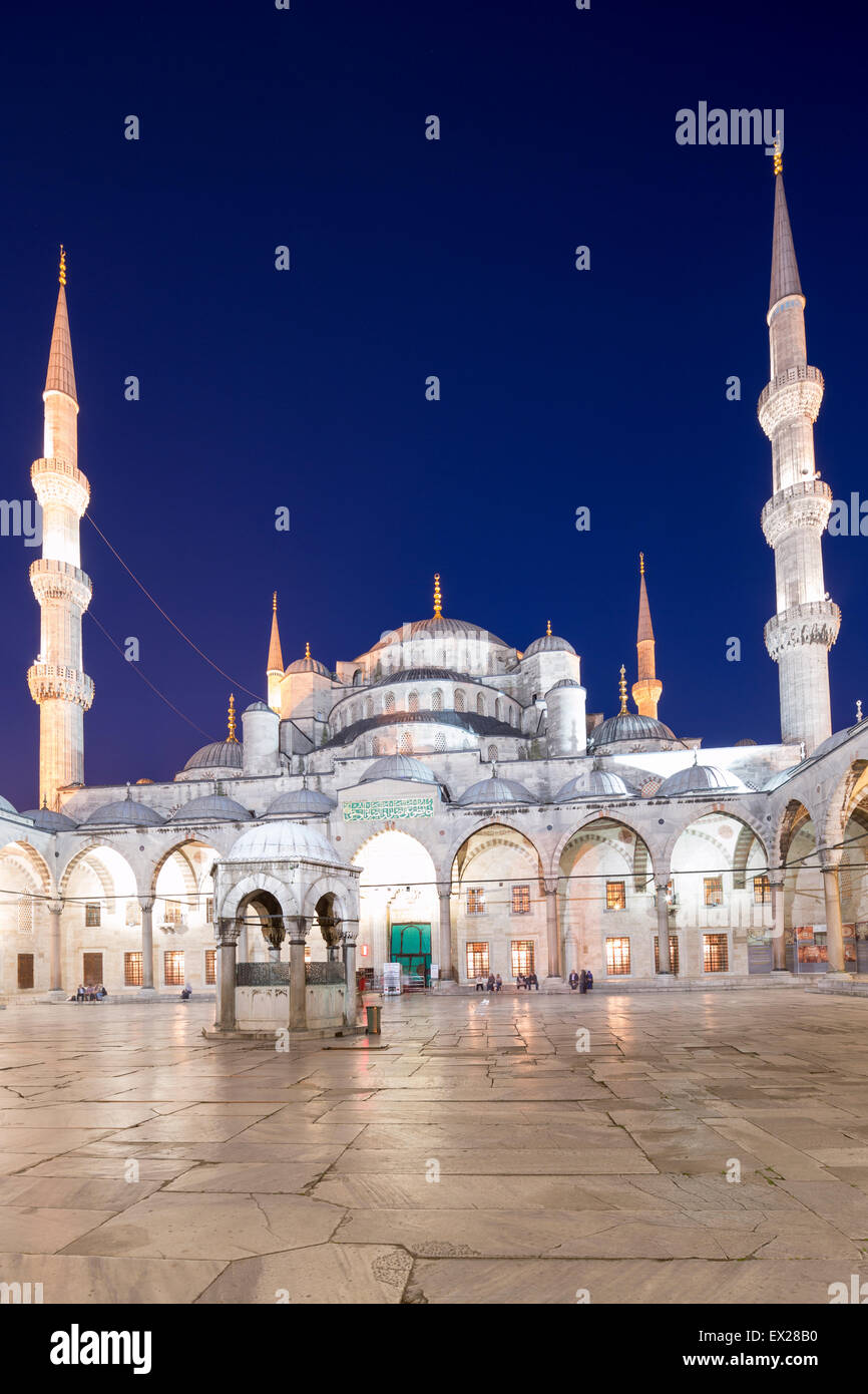 Turchia, Istanbul, il cortile interno della Moschea del Sultano Ahmed,, popolarmente conosciuta come la Moschea Blu. In turco - Sultan Ahmet Foto Stock