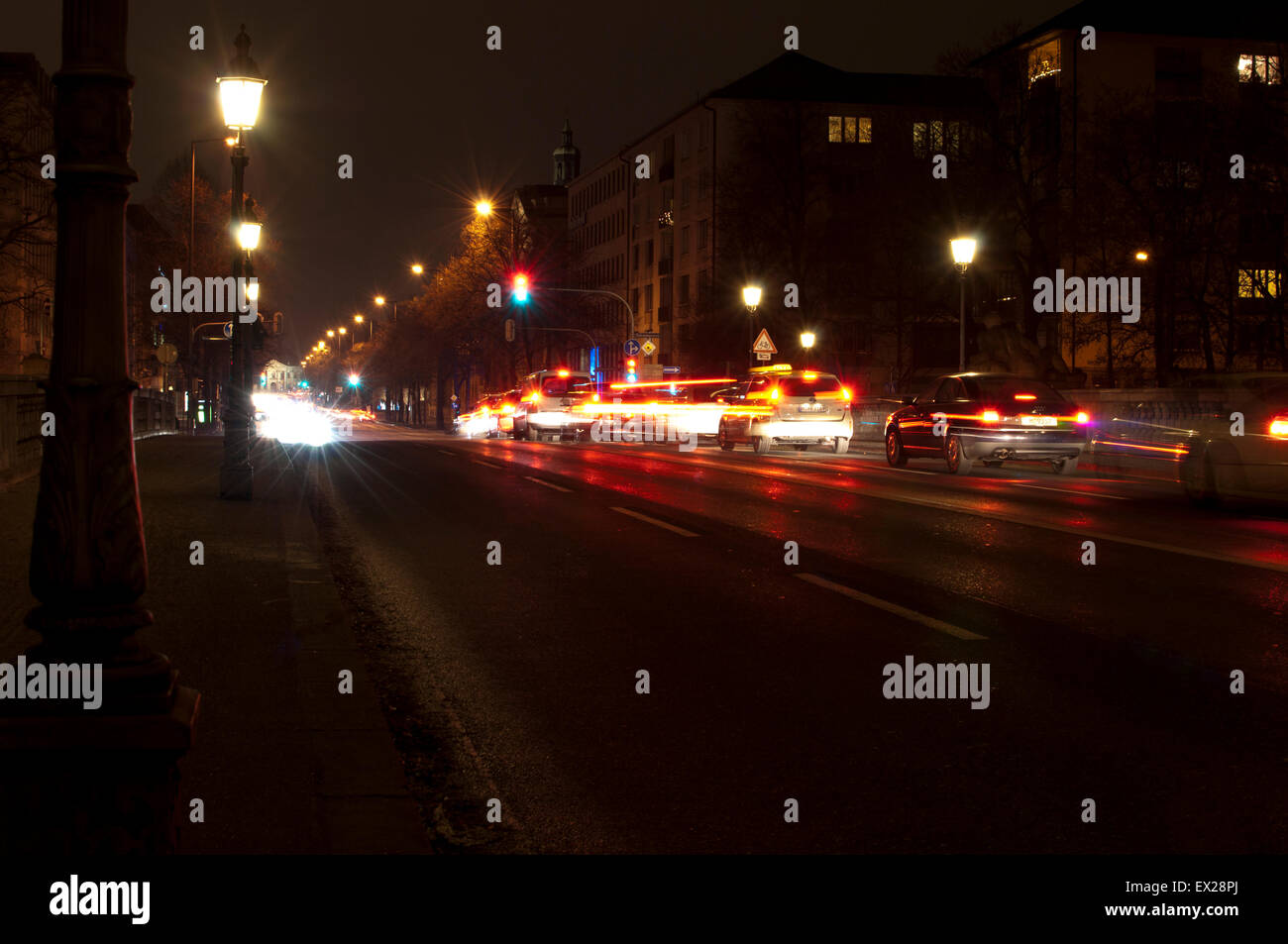 Il traffico di notte, Monaco di Baviera, Germania, Europa Foto Stock