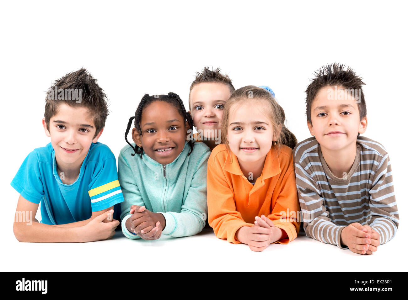 Gruppo di bambini felici che pongono isolato in bianco Foto Stock
