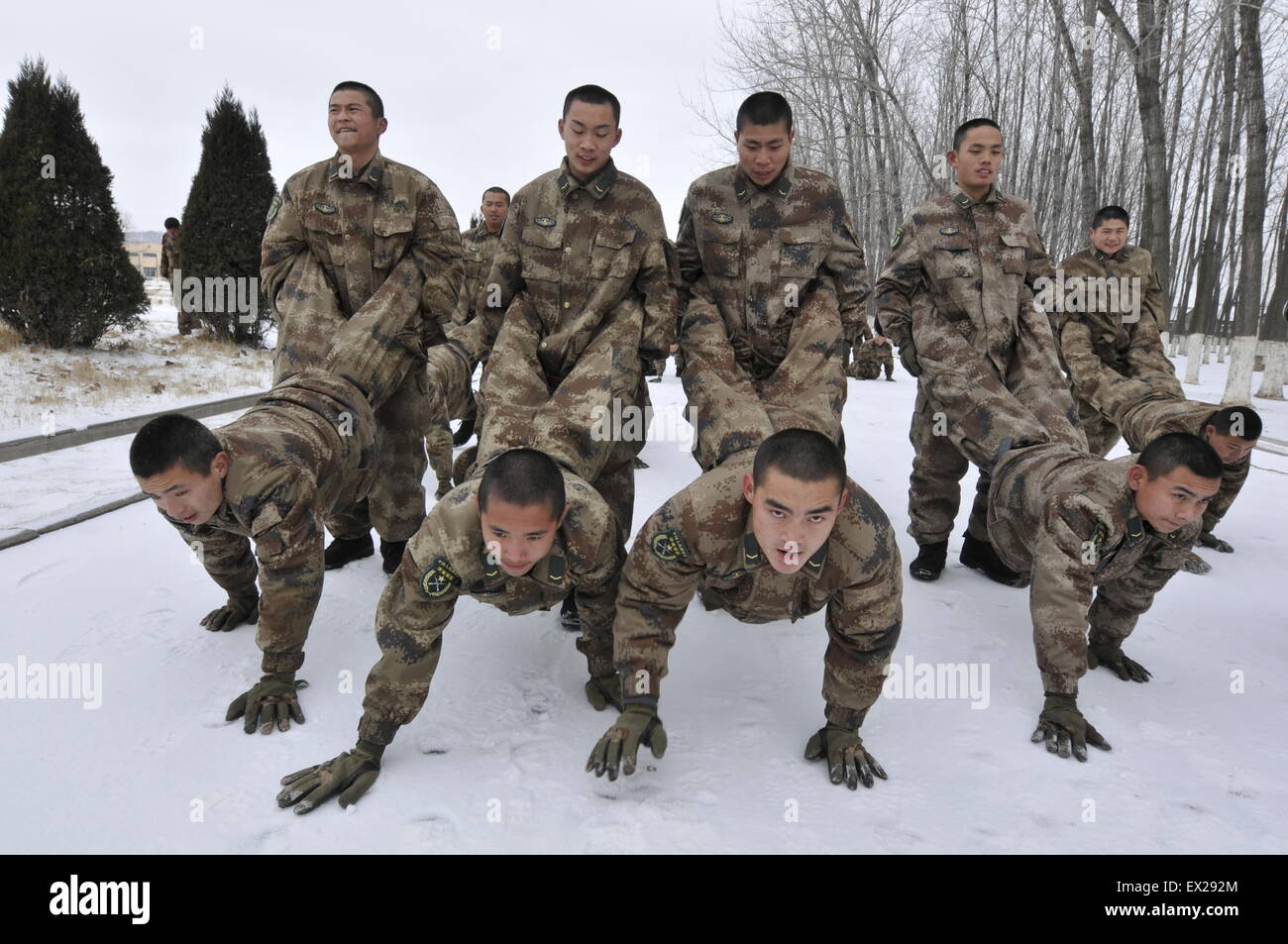 I soldati del Popolo della Esercito di Liberazione effettuare phsical formazione presso una base militare in Rizhao, provincia di Shandong Febbraio 11, 201 Foto Stock