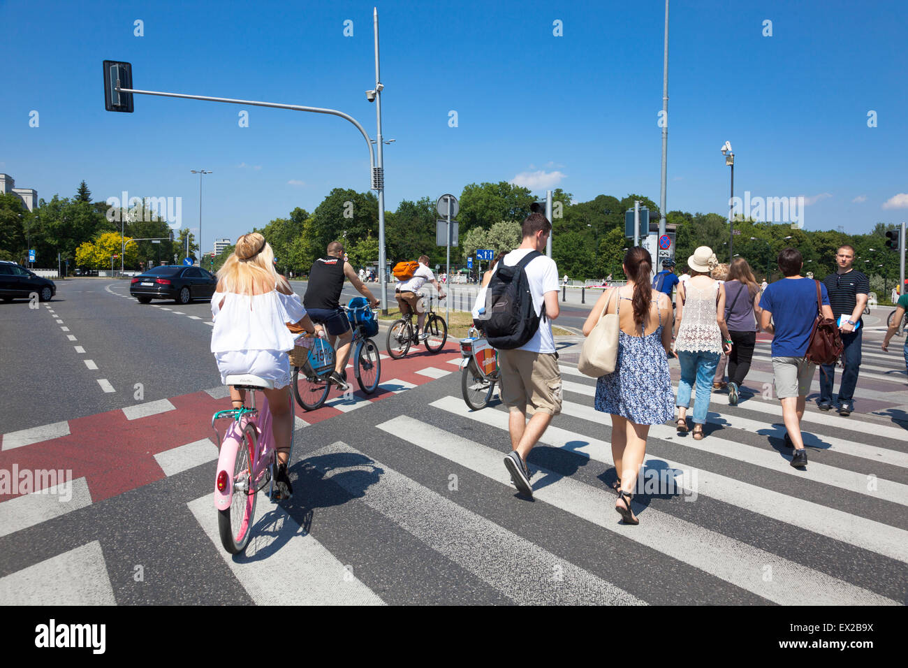 I pedoni e i ciclisti che attraversa la strada in Varsavia, Polonia Foto Stock