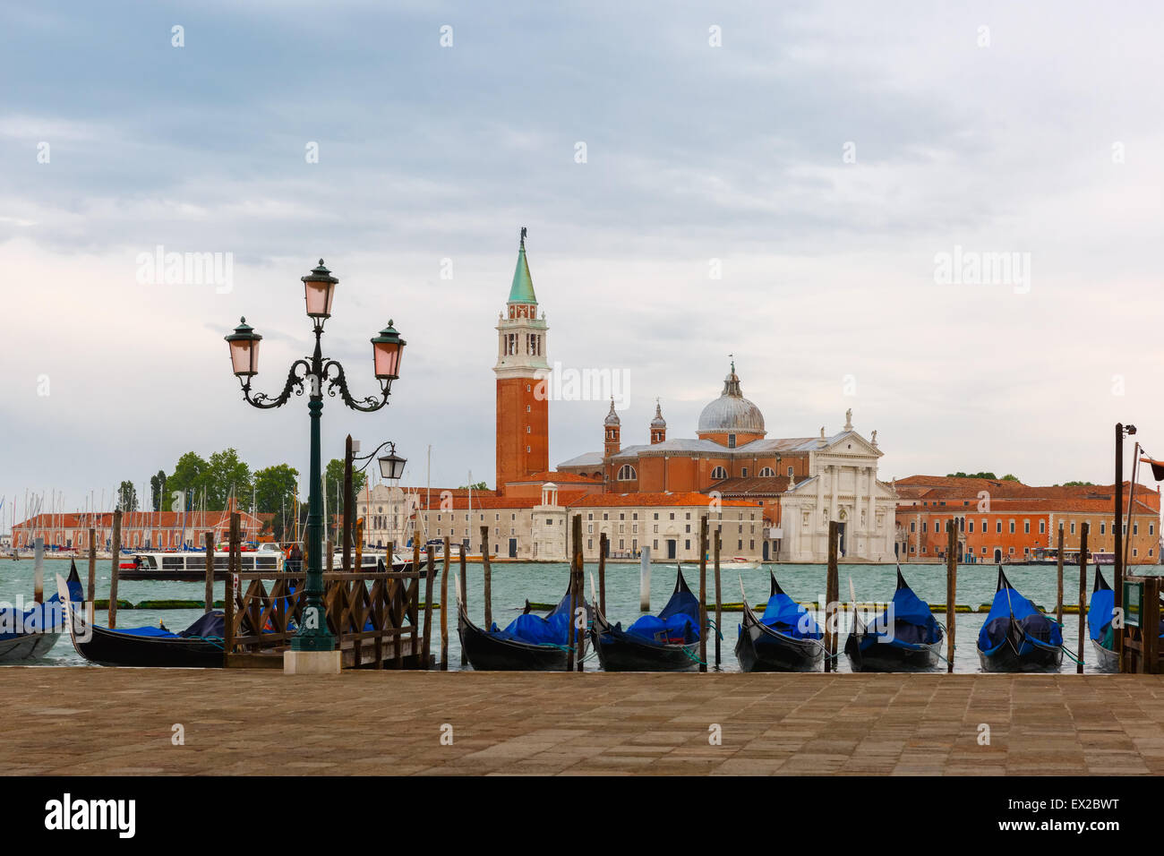 Gondole al crepuscolo in laguna di Venezia, Italia Foto Stock