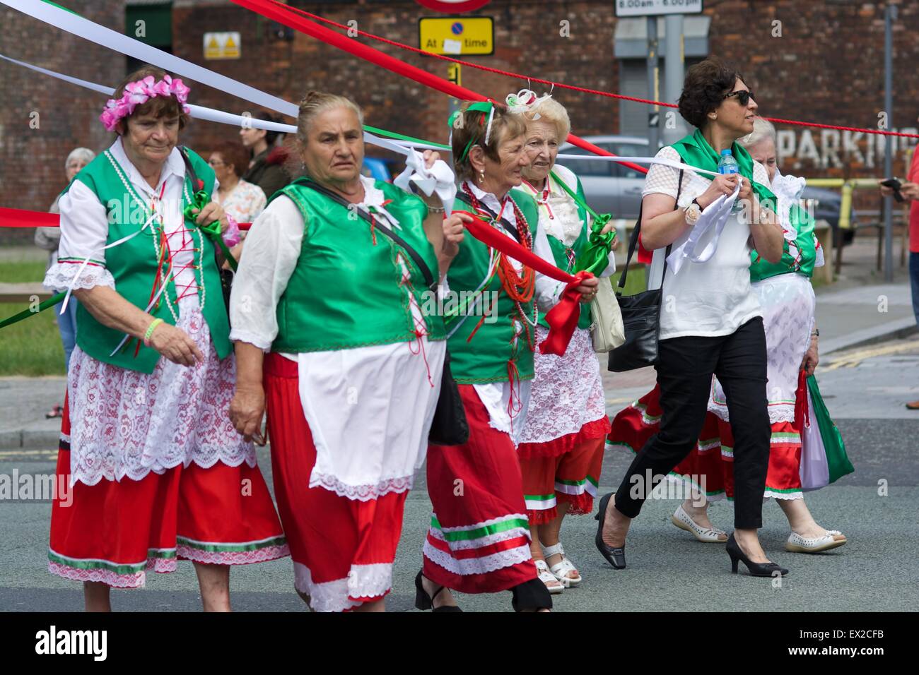 Manchester, Regno Unito. 5 Luglio, 2015. La Manchester annuale processione italiano avviene oggi, a partire dalla chiesa di San Michele in elaborazione Ancoats attraverso il centro della citta'. Emblemi religiosi sono trasportati lungo il cammino e le donne vestono i tradizionali abito italiano con bambini di prima comunione vestito. Essa è organizzata dal Manchester Associazione Italiana, che trae le sue origini risalgono al 1888. Madonna del Rosario processione Manchester, UK Credit: Giovanni friggitrice/Alamy Live News Foto Stock