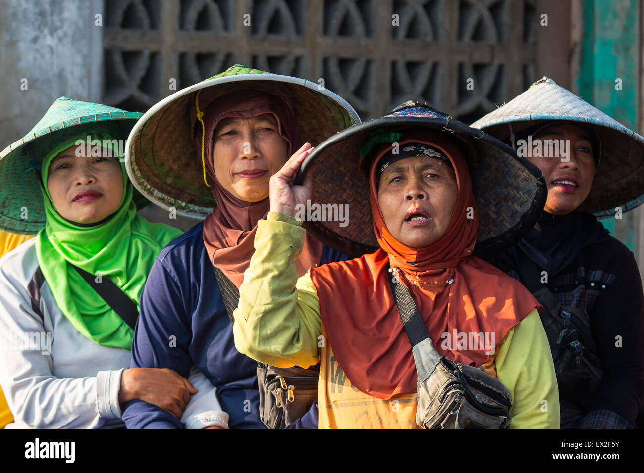 Le donne non identificato,tradizionalmente mettere cappello di paglia sulla loro testa, stand e parlare tra di loro mentre sono in attesa per le barche da pesca Foto Stock