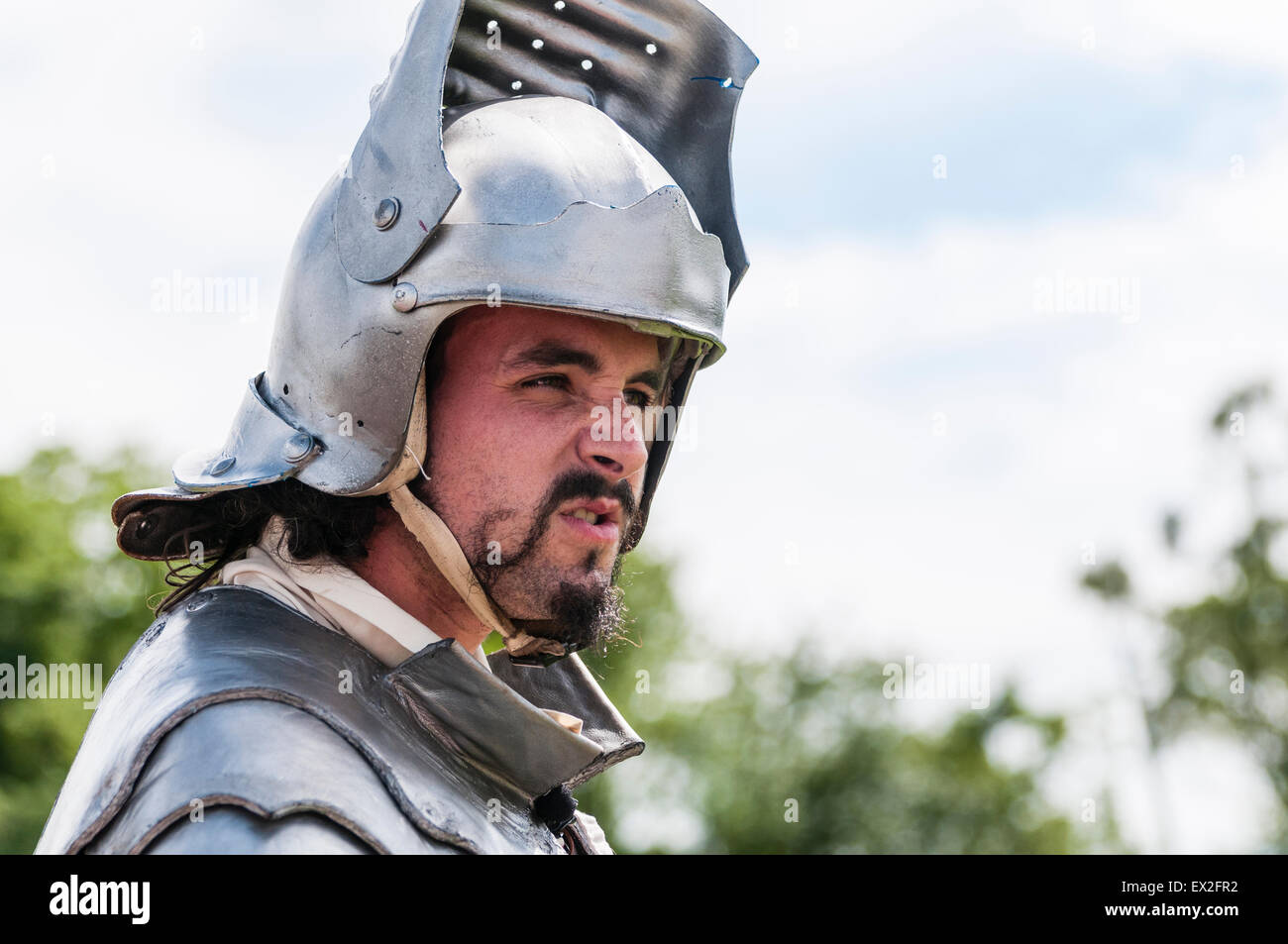 Un uomo vestito come un cavaliere francese dal medioevo. Foto Stock