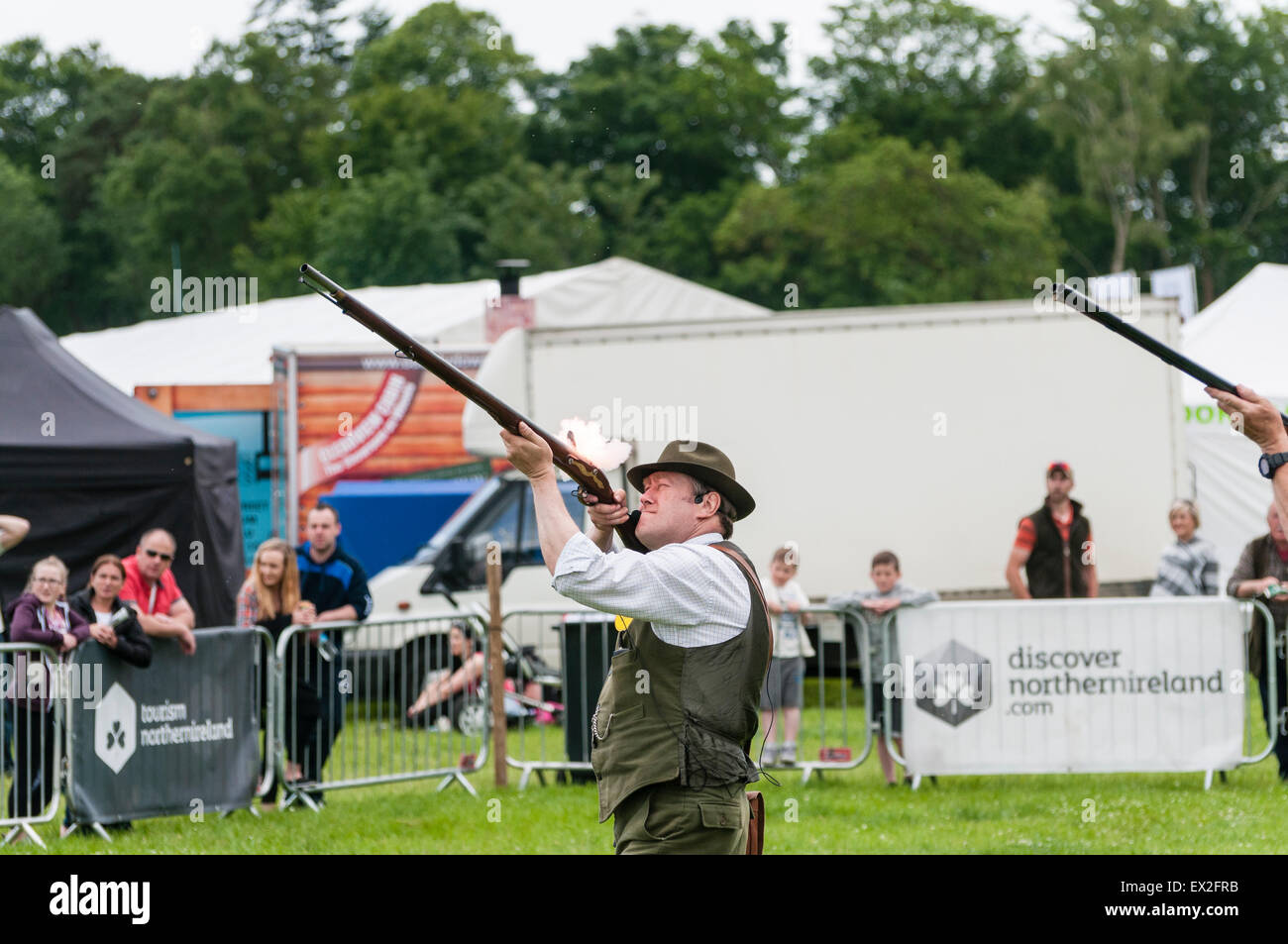 Un uomo spara un vecchio flintlock moschetto Foto Stock