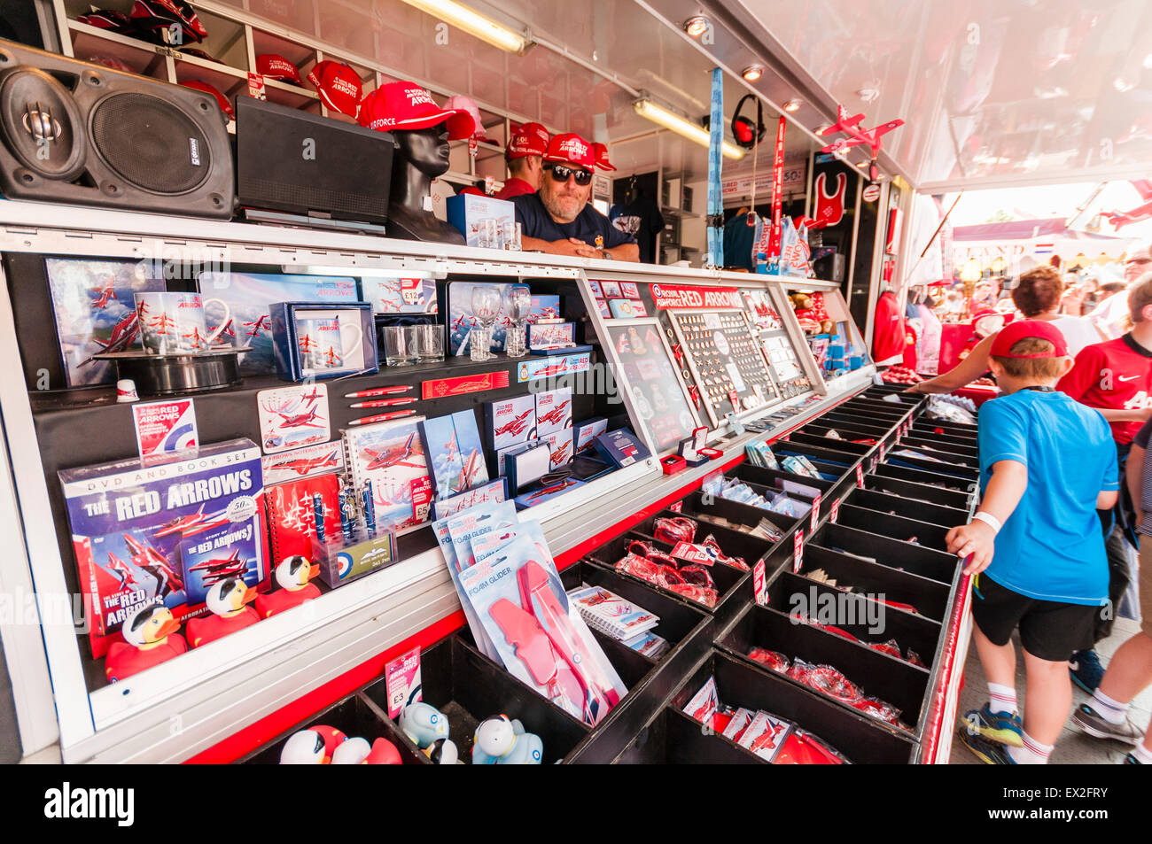 Un mercato di vendita di stallo frecce rosse memorabelia Foto Stock