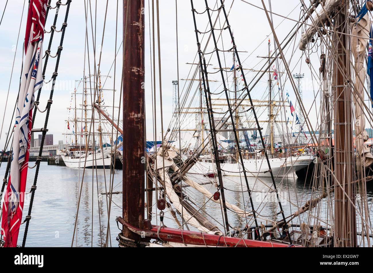 A montanti e manovre da un certo numero di Tall Ships Foto Stock