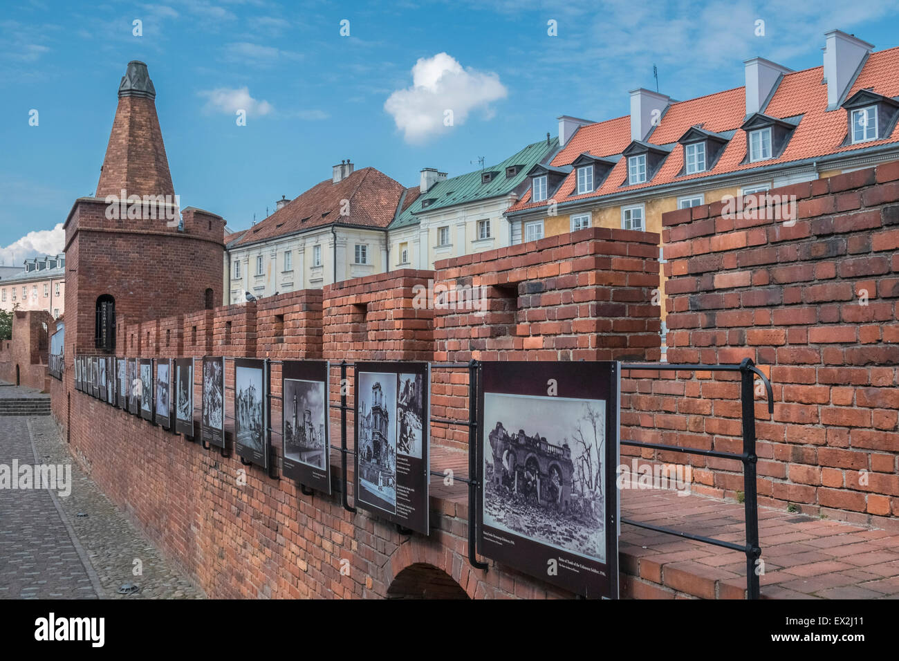 Il display fotografico di WW2 danni sulle antiche mura della città e ricostruito un ambiente moderno Varsavia, Polonia Foto Stock