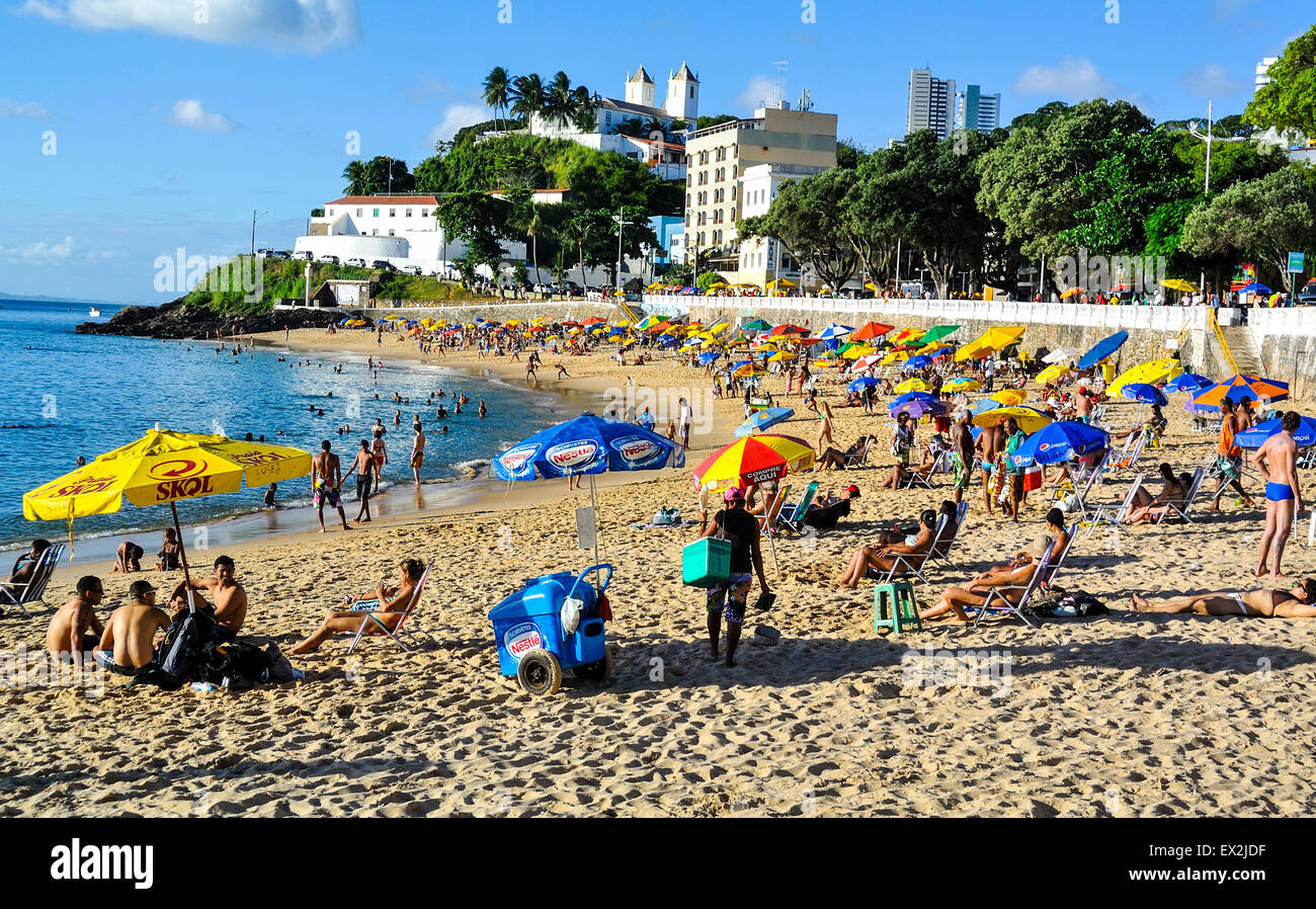Brasiliano sulla spiaggia a Salvador de Bahia in Brasile Foto Stock