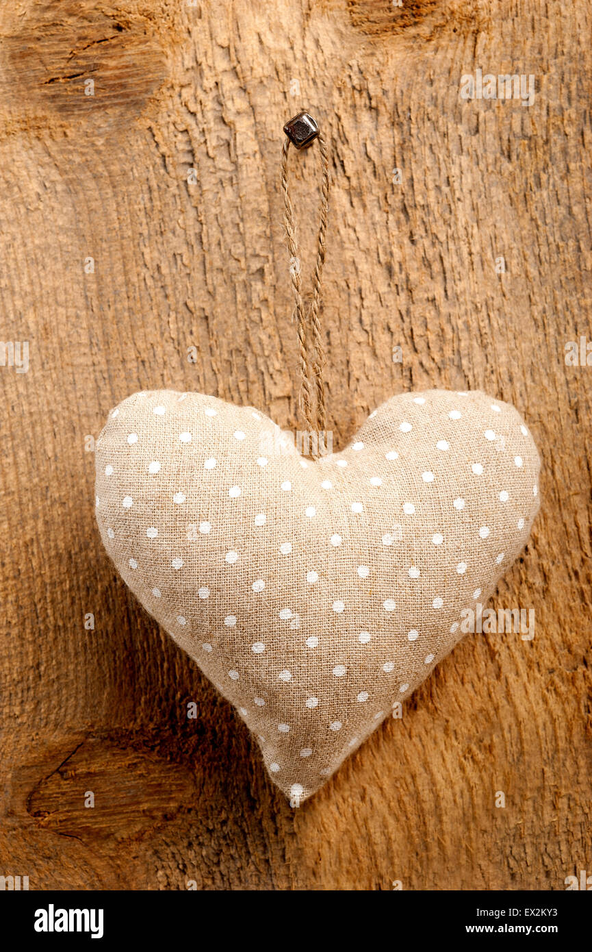 Cuore di tessuto su uno sfondo di legno Foto Stock