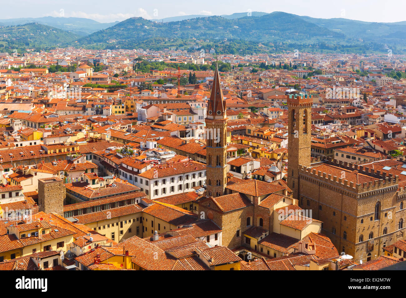 Sui tetti della città e il Bargello a Firenze, Italia Foto Stock