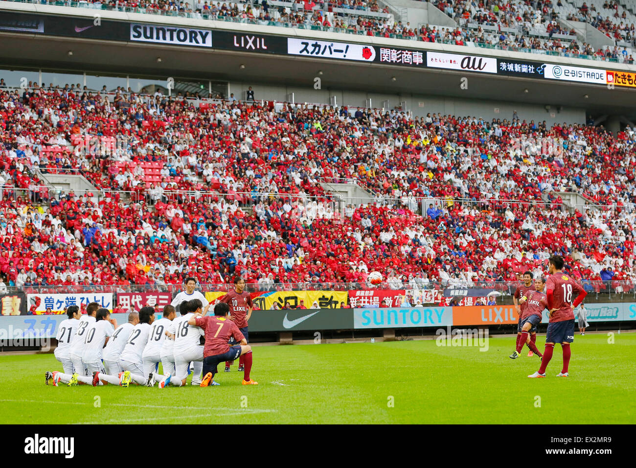 Ibaraki, Giappone. 5 Luglio, 2015. Koji Nakata Calcetto : un gioco di addio di Koji Nakata, Atsushi Yanagisawa e Toru Araiba a Kashima Soccer Stadium di Ibaraki, il Giappone . Credito: Giovanni Osada AFLO/sport/Alamy Live News Foto Stock