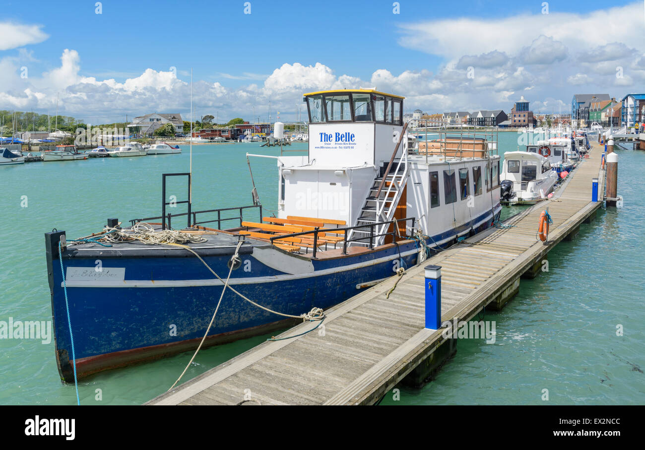 Barche di fiume. Il Belle e altre imbarcazioni ormeggiate lungo il fiume Arun in Littlehampton, West Sussex, in Inghilterra, Regno Unito. Foto Stock