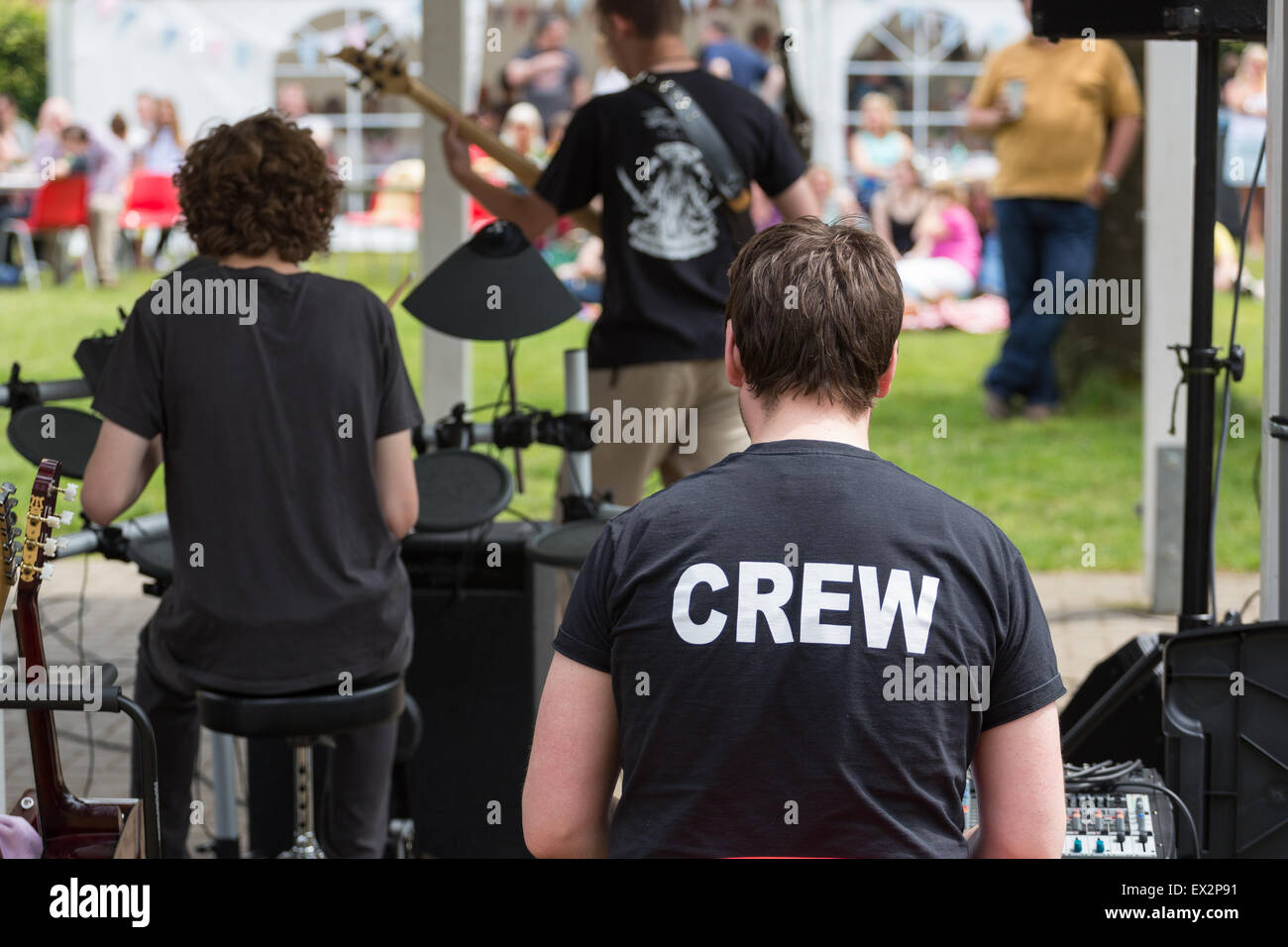 Una rock band di ingegnere del suono weras una t-shirt a leggere 'crew" Foto Stock