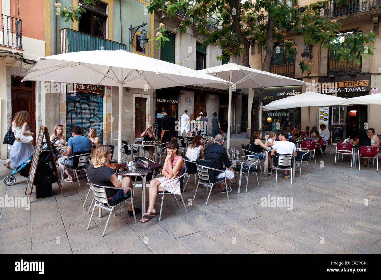 La gente a mangiare un piatto di tapas bar cafe, Placa de Sant Josep Oriol, Barri Gotic ( Quartiere Gotico ), Barcellona Spagna Europa Foto Stock