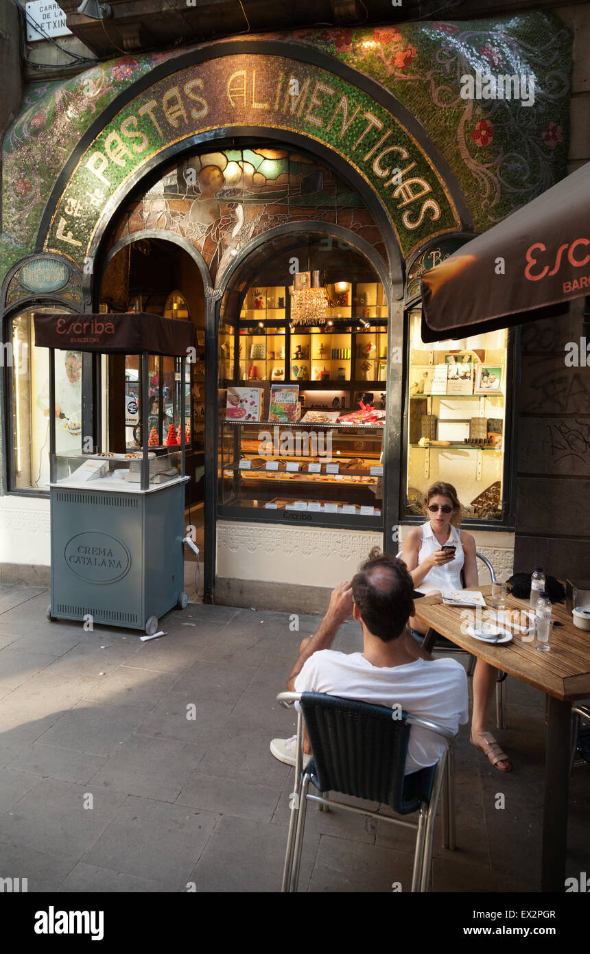 Persone mangiare fuori all'Escriba pasticceria cafe su Las Ramblas, Barcelona, Spagna Europa Foto Stock