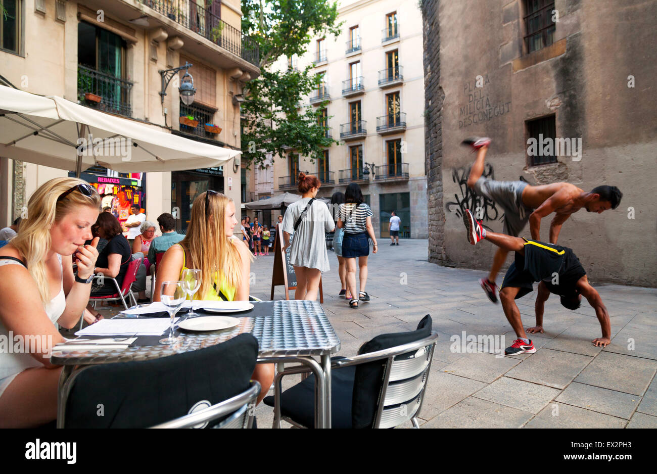 Persone in un bar di tapas a guardare gli artisti di strada, Placa de Sant Josep Oriol, Quartiere Gotico di Barcellona Spagna Europa Foto Stock