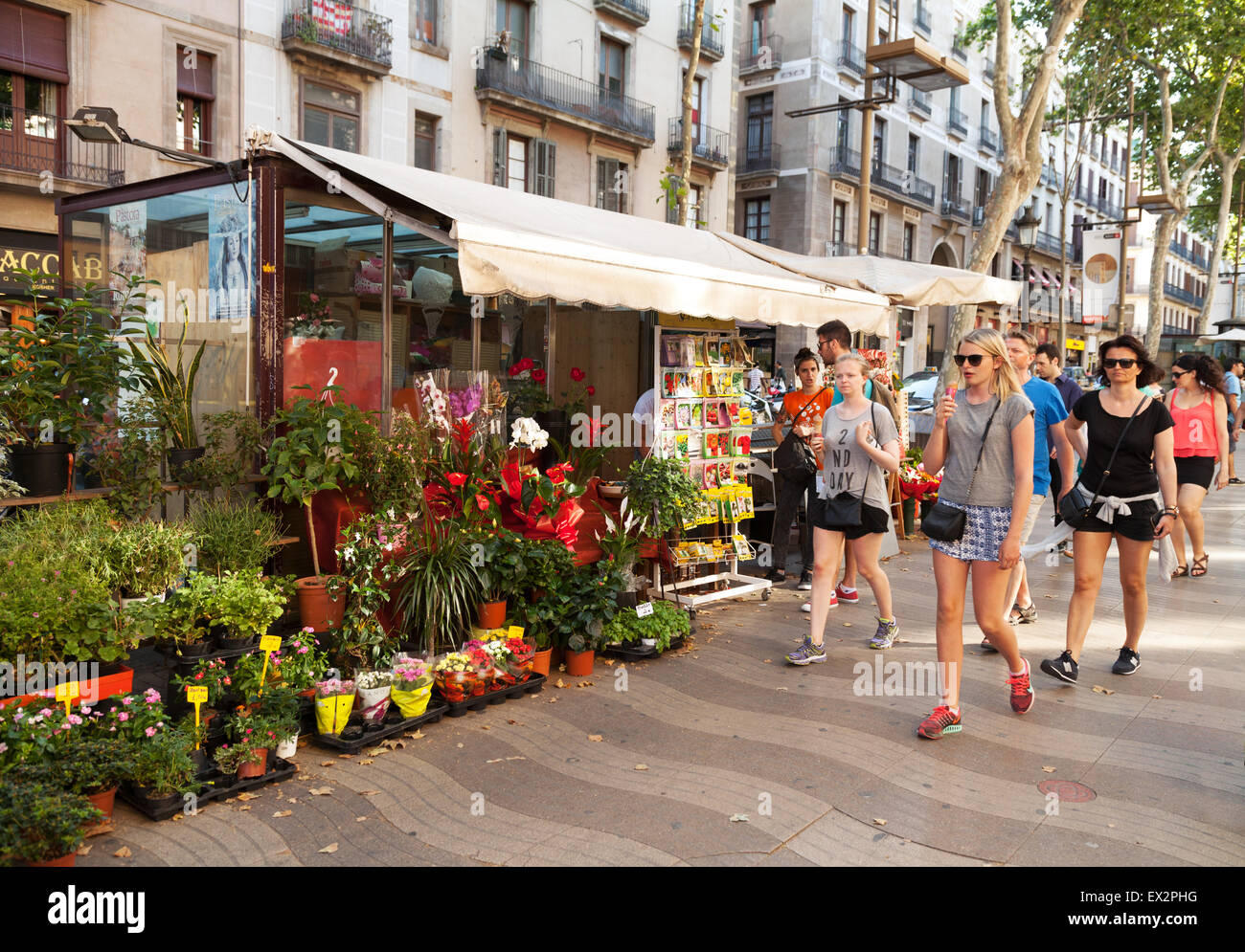 Ramblas di Barcellona - Las Ramblas, Barcelona, gente camminare da un fiore in stallo, La Rambla pedonale, il centro cittadino di Barcellona, Barcellona Spagna Europa Foto Stock