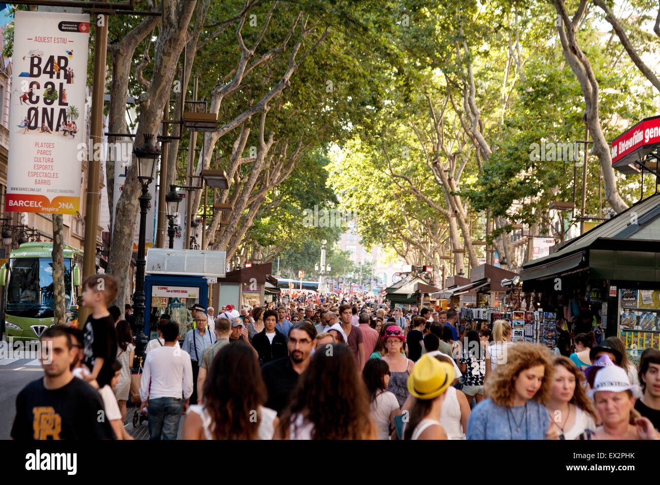 Barcellona la folla; folla di persone su Las Ramblas ( La Rambla ) marciapiede, Barcelona, Spagna Europa Foto Stock