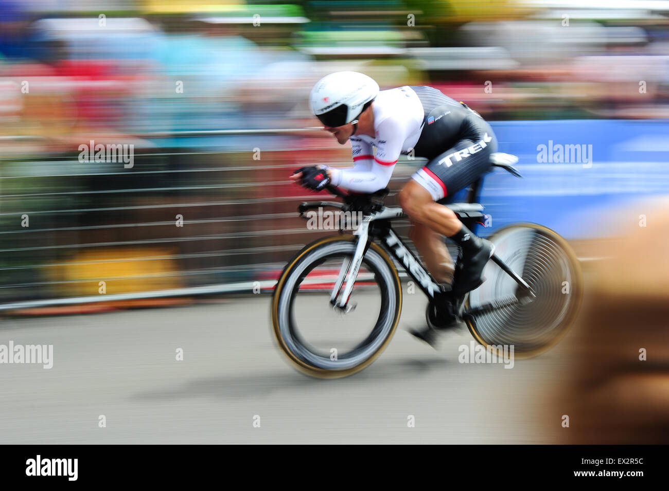 Utrecht, Paesi Bassi. 4. Luglio, 2015. Un Trek Factory Racing ciclista passa attraverso le strade di Utrecht durante la fase 1 del Tour de France. Foto: Miroslav Dakov/ Alamy Live News Foto Stock