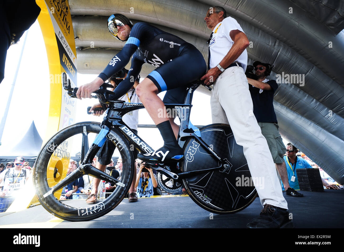 Utrecht, Paesi Bassi. 4. Luglio, 2015. Christopher Froome del Team Sky è in procinto di abbandonare la rampa all'inizio della fase 1 del Tour de France a Utrecht, Paesi Bassi. Foto: Miroslav Dakov/ Alamy Live News Foto Stock