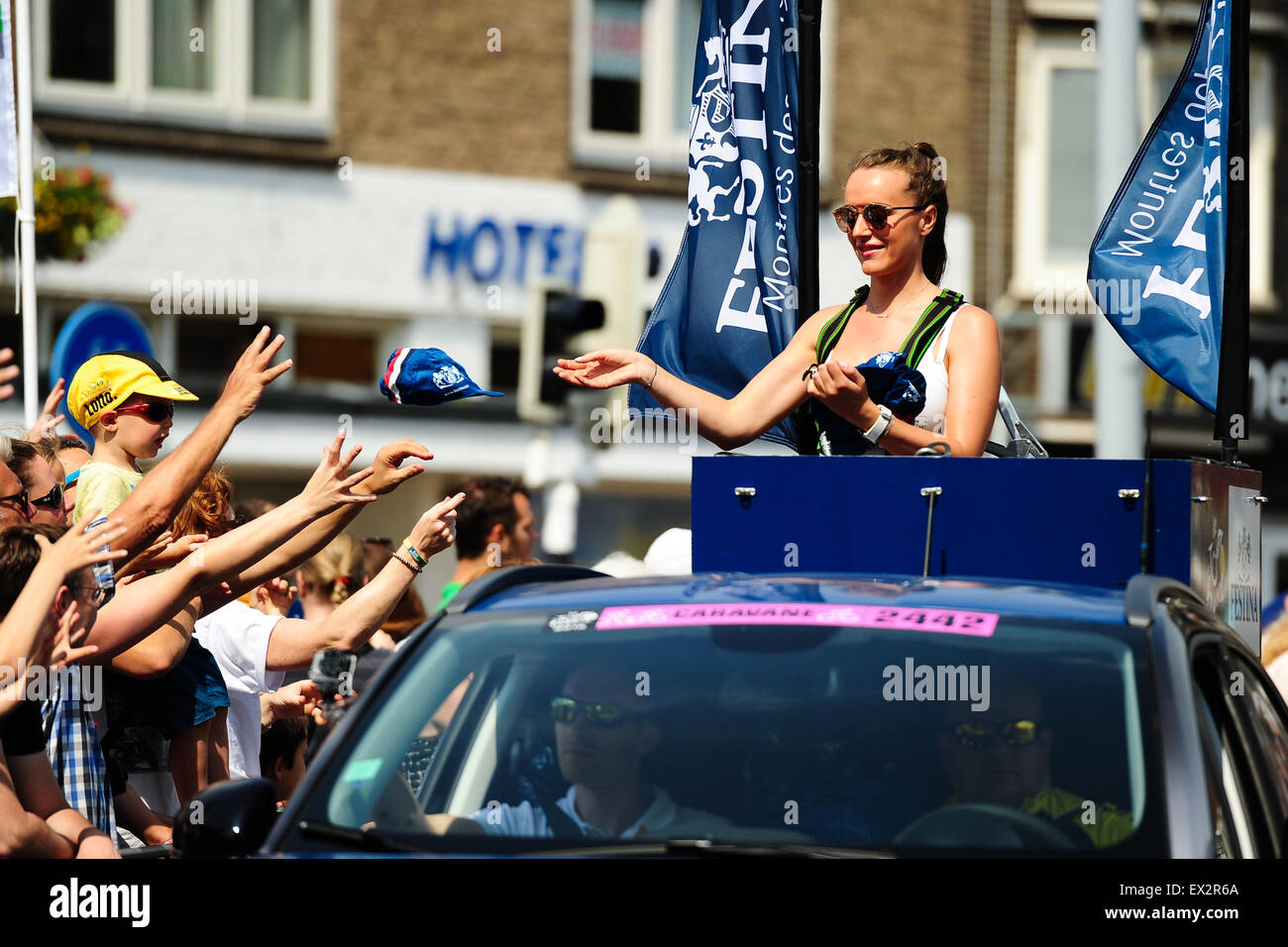 Utrecht, Paesi Bassi. 5. Luglio, 2015. Un promotore dalla pubblicità Caravan distribuisce i cappucci in bicicletta al pubblico prima dello stadio 2 del Tour de France a Utrecht, Paesi Bassi. Foto: Miroslav Dakov/ Alamy Live News Foto Stock