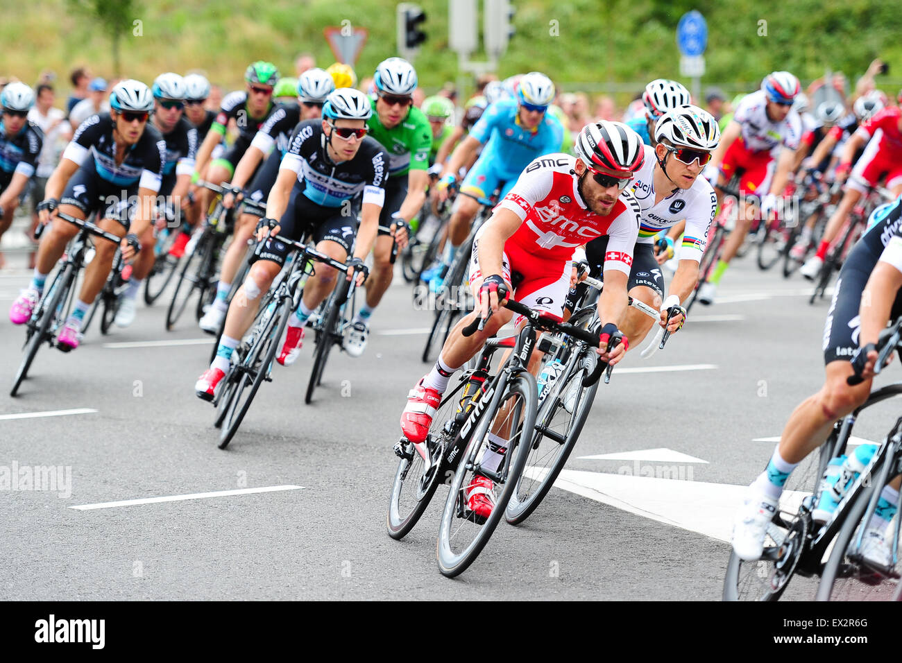 Gouda, Paesi Bassi. 5. Luglio, 2015. I piloti passano attraverso la città di Gouda durante la seconda tappa del Tour de France nei Paesi Bassi. Foto: Miroslav Dakov/ Alamy Live News Foto Stock