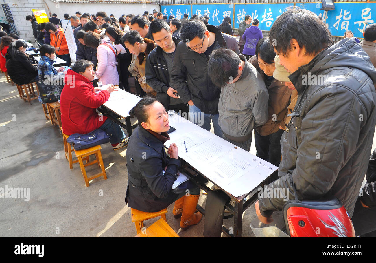 I lavoratori migranti partecipare ad una fiera del lavoro in Xiangfan, provincia di Hubei Marzo 16, 2010. VCP Foto Stock