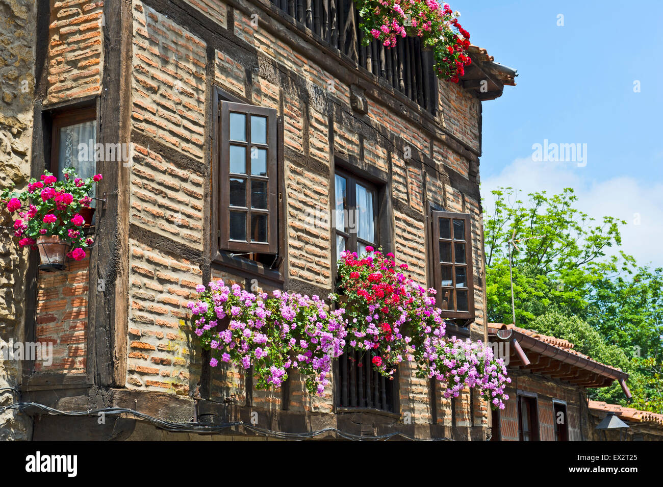 Fiori colorati sui balconi, Santillana del Mar, Spagna Foto Stock