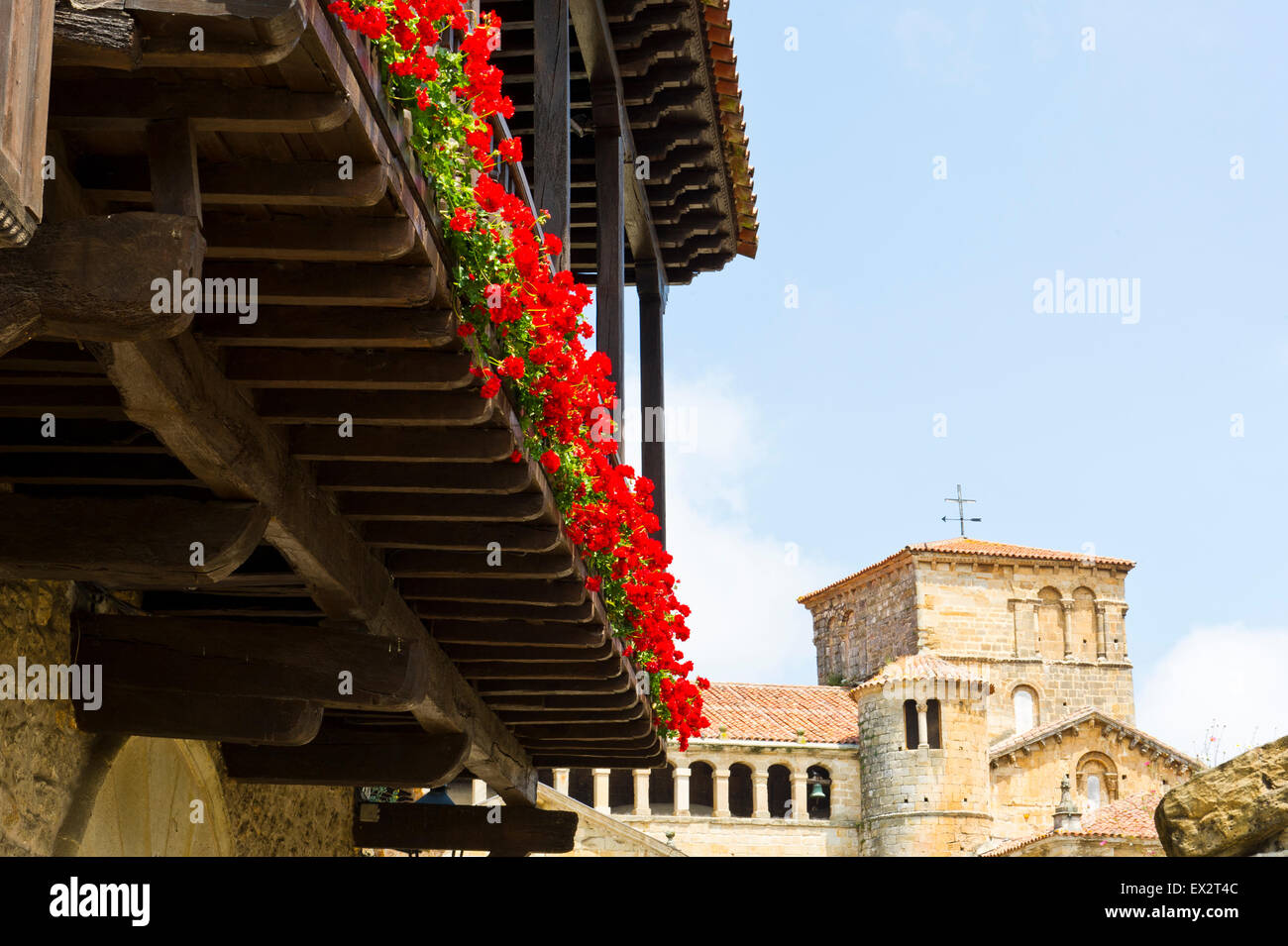 Fiori colorati sui balconi, Santillana del Mar, Spagna Foto Stock