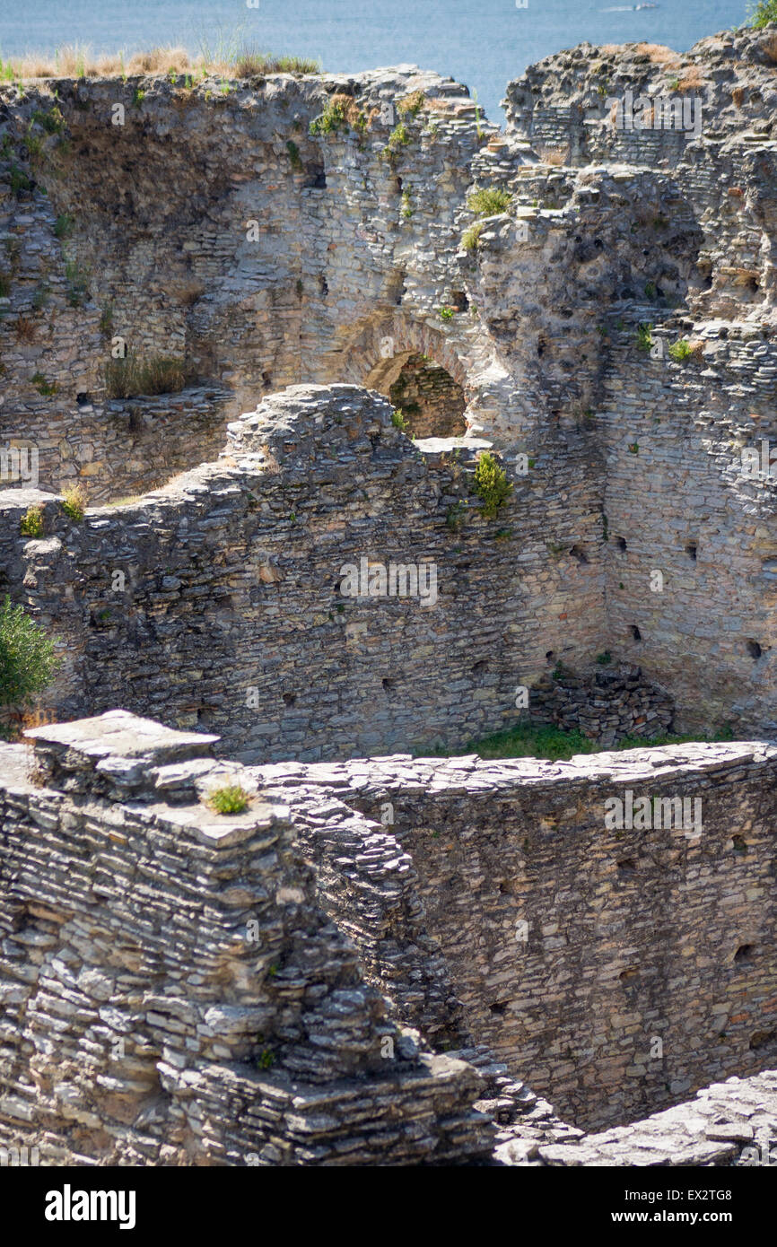 Le antiche rovine romane di grotte di Catullo vicino a Sirmione sul Lago di Garda in Italia. Foto Stock
