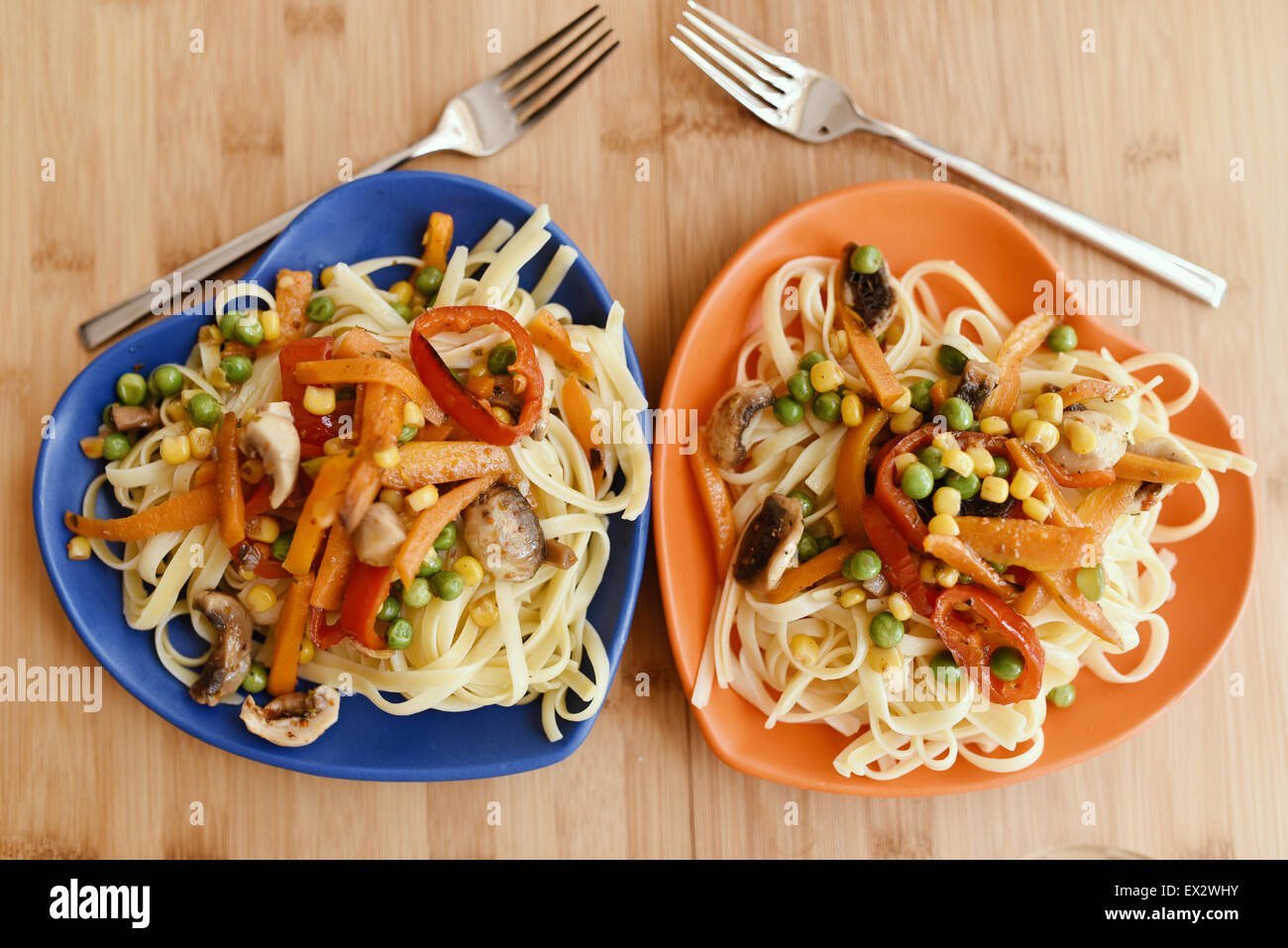 Pasta con verdure sul tavolo di legno Foto Stock