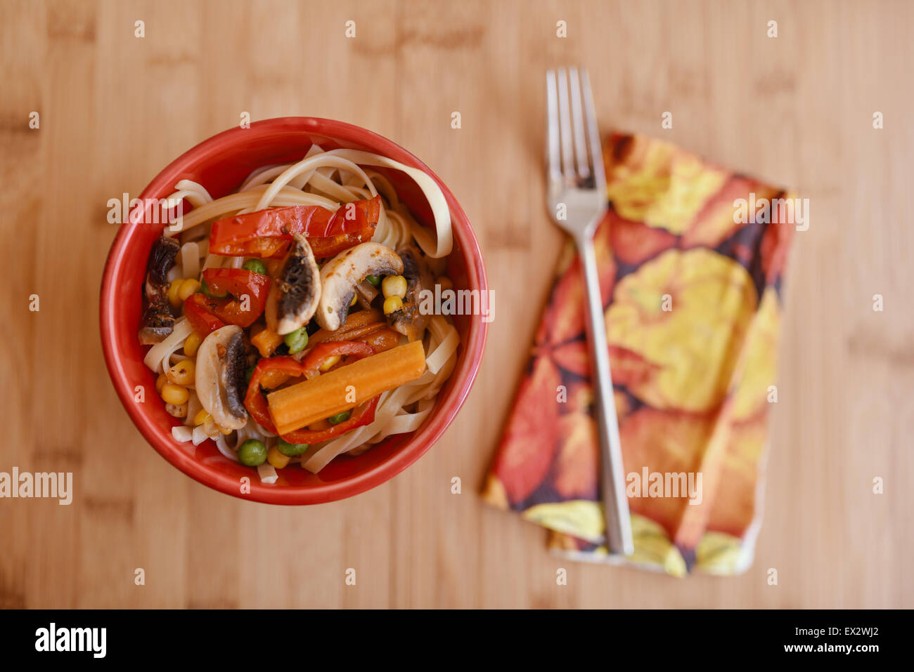 Pasta con verdure sul tavolo di legno Foto Stock