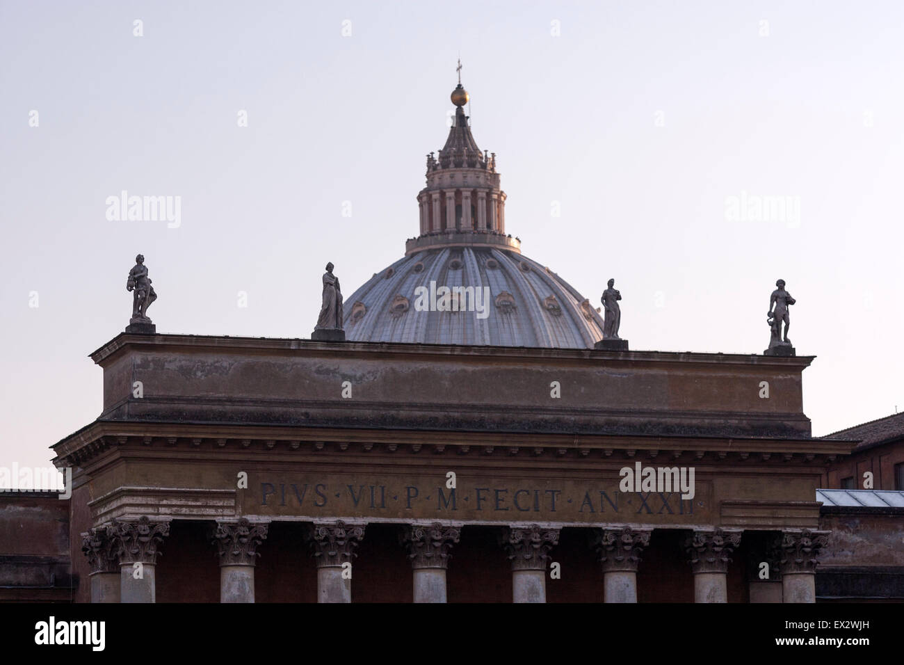 La Basilica di San Pietro la cupola dal Cortile del Belvedere, ai Musei Vaticani Musei Vaticani