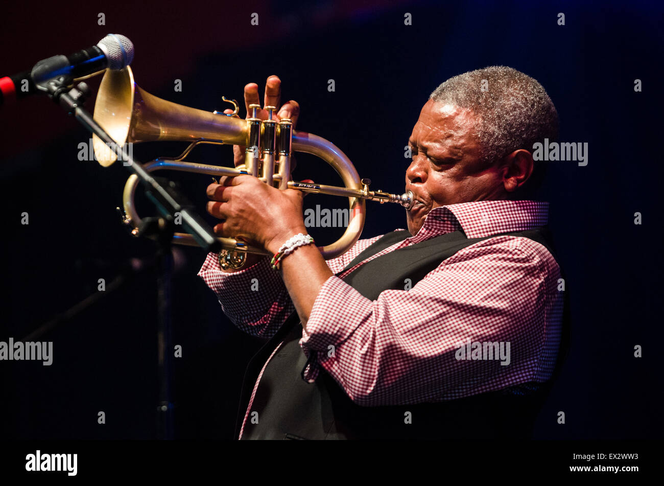 Amore sommo Jazz Festival, Glynde posto, Sussex, Inghilterra, Regno Unito. Il 5 luglio 2015. Hugh Masekela, South African trumpeter, in primo piano il tBig Top tenda nel terzo e ultimo giorno del festival. Credito: Francesca Moore/Alamy Live News Foto Stock